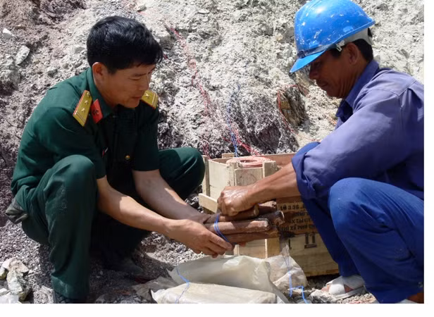 Bắt giữ 7 đối tượng vận chuyển thuốc nổ trái phép ảnh 1