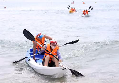 Giải đua thuyền Kayak 'Vượt sóng Mỹ Khê' lần thứ I ảnh 3