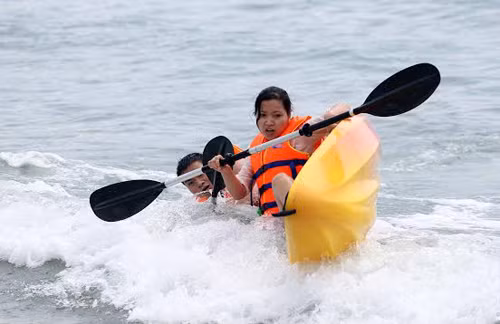 Giải đua thuyền Kayak 'Vượt sóng Mỹ Khê' lần thứ I ảnh 4