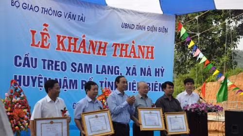 Khánh thành cầu treo Sam Lang, nơi học sinh 'chui túi nilon qua suối' ảnh 1