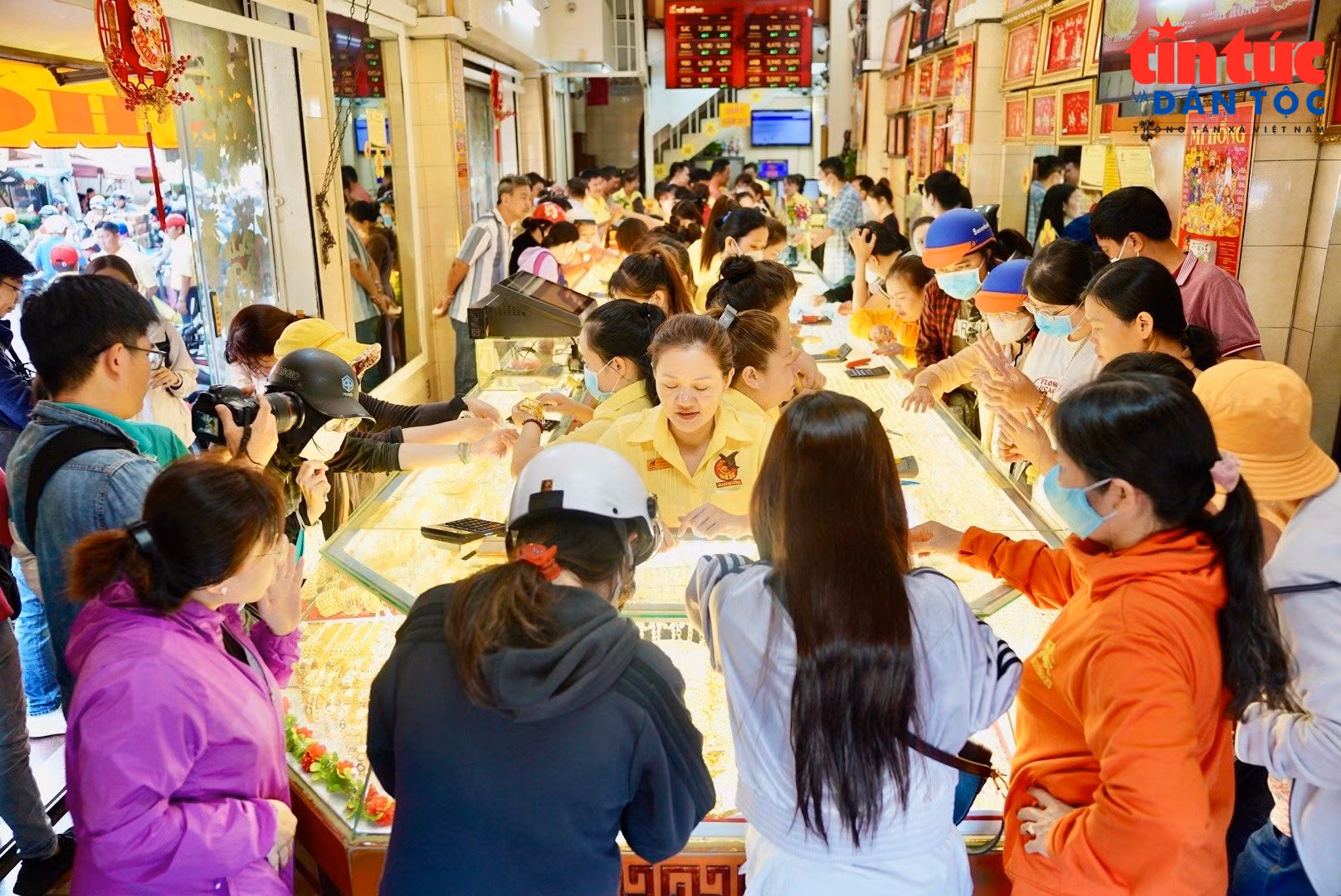 Giá vàng sáng 2/10 liên tục đảo chiều, khoảng cách cao khó kiếm lời