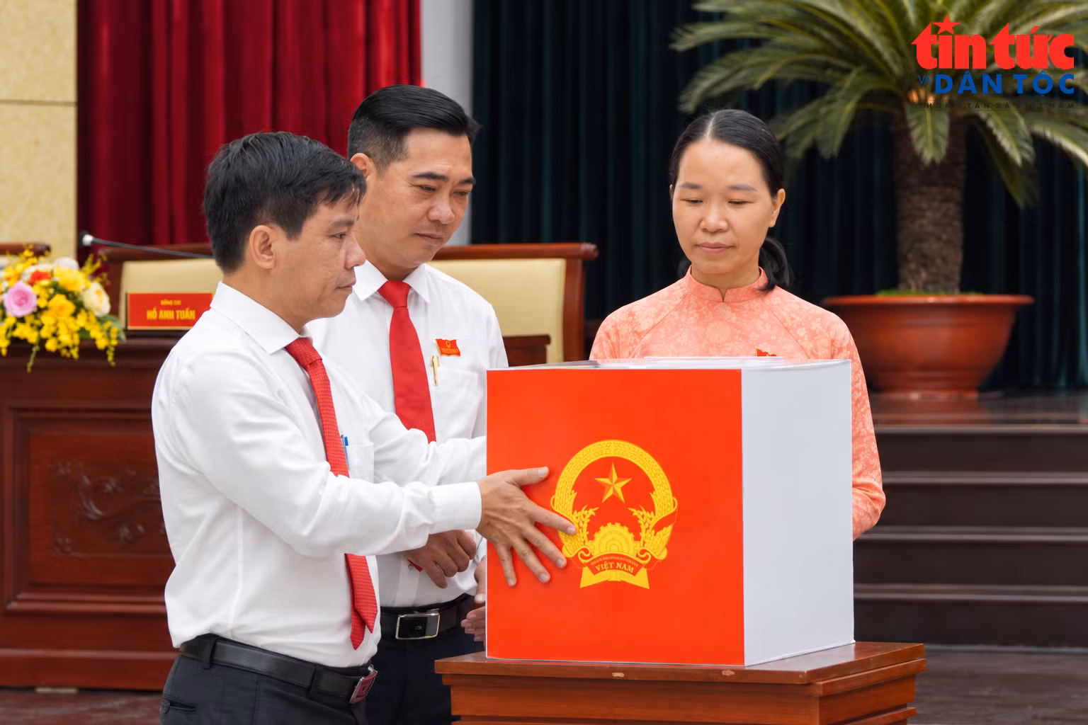 baotintuc_tr_dibau2109.png