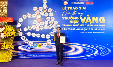 Phó Tổng Giám đốc EVNHCMC Nguyễn Thanh Nhã, đại diện EVNHCMC đón nhận giải thưởng Thương hiệu Vàng Thành phố Hồ Chí Minh 