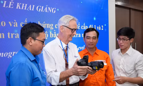 Chú thích ảnh: Đại diện Học viện Ảnh nhiệt IRT giới thiệu thiết bị camera nhiệt cho các học viên EVNHCMC