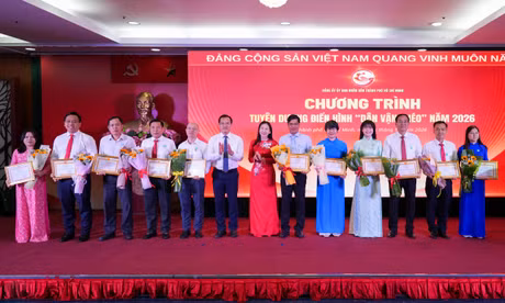 Đồng chí Võ Thị Mai Thanh, Ủy viên Ban thường vụ Đảng ủy EVNHCMC (bìa phải) đại diện Đảng ủy EVNHCMC nhận giấy khen của Ban Thường vụ Đảng ủy UBND Thành phố Hồ Chí Minh.