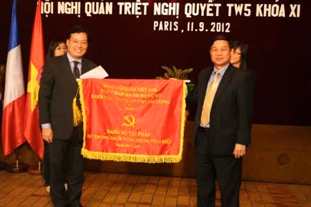 Đoàn công tác của Ban Bí thư TW Đảng làm việc tại Pháp ảnh 1