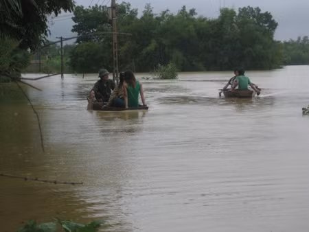 Thanh Hóa: Trên 10.000 học sinh vùng lũ đi học trở lại ảnh 1