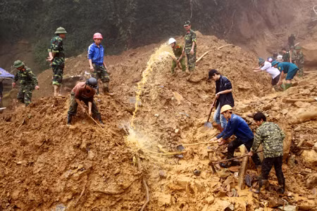 Gian nan tìm kiếm 2 nạn nhân sạt lở núi ở Yên Bái ảnh 1