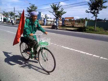 Đạp xe xuyên Việt đem Trung thu đến trẻ em nghèo ảnh 1