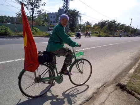 Đạp xe xuyên Việt đem Trung thu đến trẻ em nghèo ảnh 2