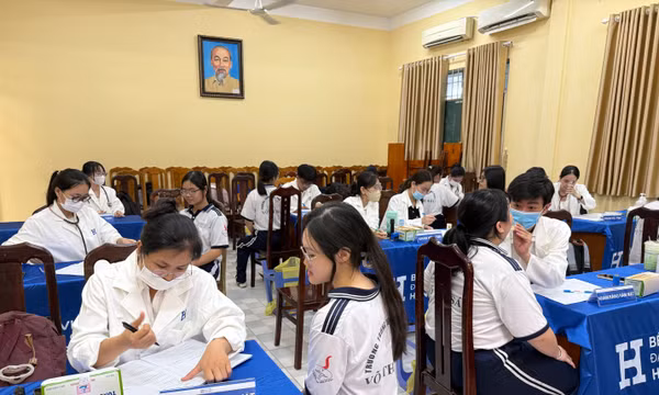 Học sinh THPT được khám và tư vấn răng hàm mặt.