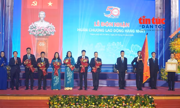 Phó Thủ tướng Lê Tiến Châu và Thứ trưởng Bộ Giáo dục và Đào tạo Nguyễn Thị Quyên Thanh trao Huân chương Lao động hạng Nhất cho nhà trường.