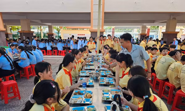Bữa ăn bán trú: Công khai để phụ huynh cùng giám sát