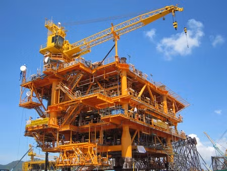 PTSC hạ thủy thành công thượng tầng giàn khai thác Sư Tử Trắng ảnh 1