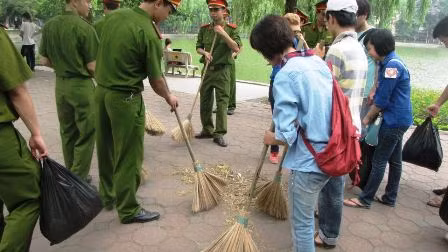 Xem các chiến sĩ cảnh sát vớt rác hồ Gươm ảnh 12