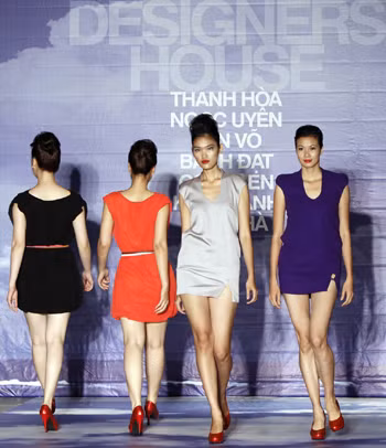 Trình diễn các bộ sưu tập thời trang Xuân-Hè 2012 ảnh 4