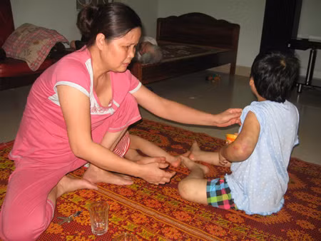 Bé gái 10 tuổi bị bố hành hạ như thời trung cổ ảnh 1