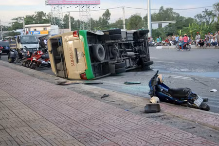 Xe tải tông lật xe khách, 13 người bị thương ảnh 2