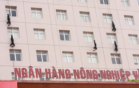Xem Công an Hà Nội "giải cứu" con tin ảnh 4