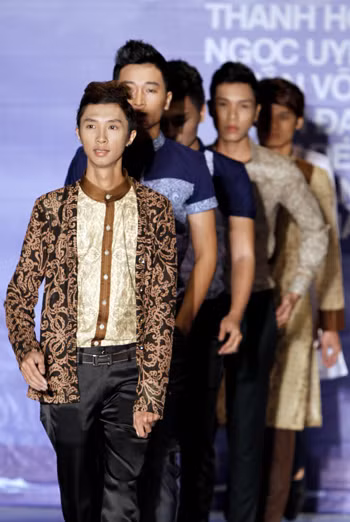 Trình diễn các bộ sưu tập thời trang Xuân-Hè 2012 ảnh 3