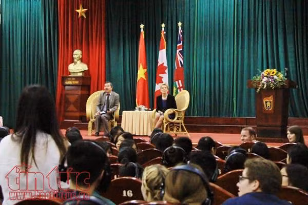 Thủ hiến bang Ontario (Canada) nói chuyện với sinh viên Hà Nội ảnh 2