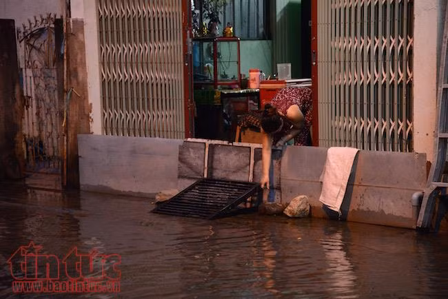 Người dân TP Hồ Chí Minh lại dầm mình trong nước triều cường ảnh 7