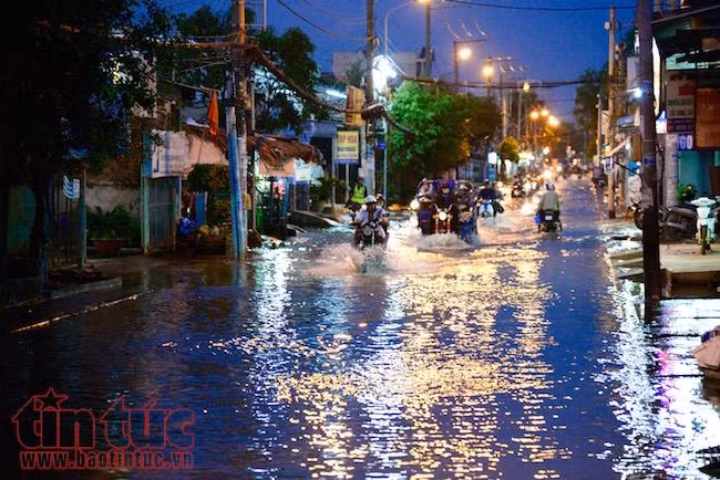Người dân TP Hồ Chí Minh lại dầm mình trong nước triều cường ảnh 1