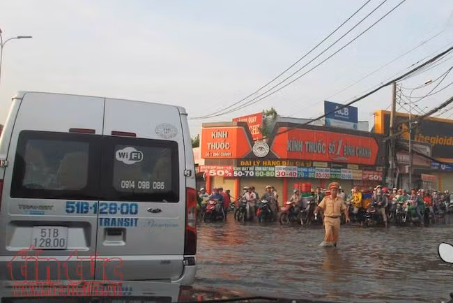 Người dân TP Hồ Chí Minh lại dầm mình trong nước triều cường ảnh 9