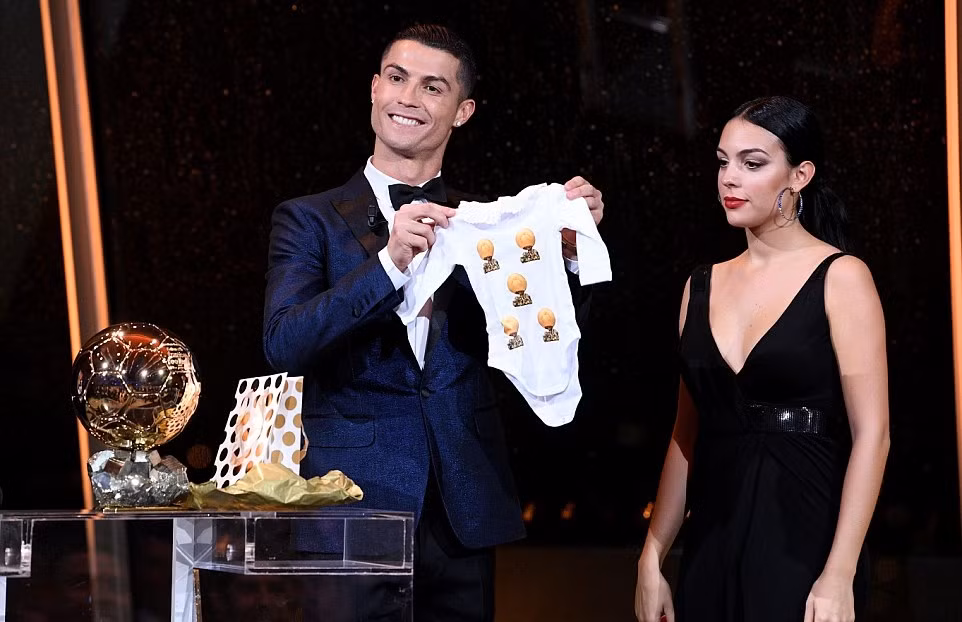 Cận cảnh Ronaldo lần thứ 5 giành Quả bóng vàng ảnh 2
