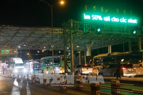 Trạm thu phí BOT Cai Lậy bất ngờ hoạt động trở lại vào nửa đêm ảnh 1