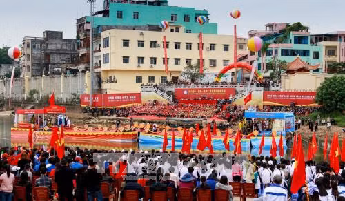 Giao lưu hát đối Việt - Trung trên sông biên giới ảnh 2