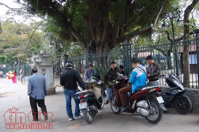 Du khách loay hoay tìm chỗ gửi xe khi vào tham quan di tích Văn Miếu ảnh 4