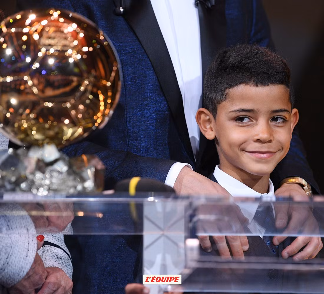 Cận cảnh Ronaldo lần thứ 5 giành Quả bóng vàng ảnh 3