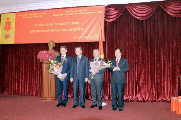 Việt Nam tặng Huân chương Hữu nghị cho Lãnh đạo Cơ quan An ninh Nga ảnh 1