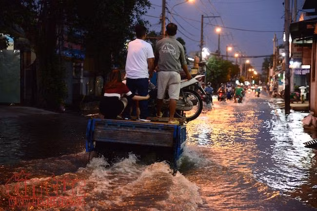 Người dân TP Hồ Chí Minh lại dầm mình trong nước triều cường ảnh 6