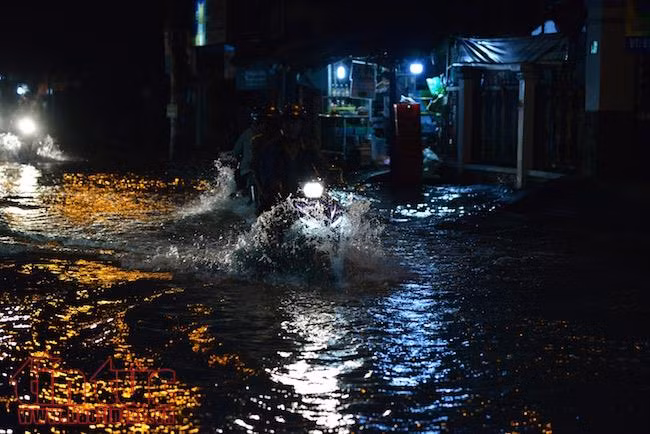 Người dân TP Hồ Chí Minh lại dầm mình trong nước triều cường ảnh 11