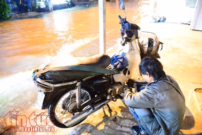 Người dân TP Hồ Chí Minh lại dầm mình trong nước triều cường ảnh 5