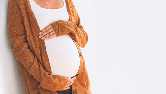 Mỹ chào đón em bé đầu tiên ra đời từ mẹ được ghép tử cung ảnh 1