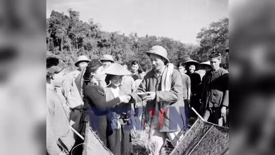 Học, thực hành theo Bác: Học Bác tinh thần tận tụy phục vụ nhân dân