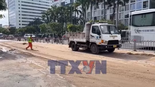 Truy tìm xe làm rơi vãi bùn đất trên đường Cộng Hòa