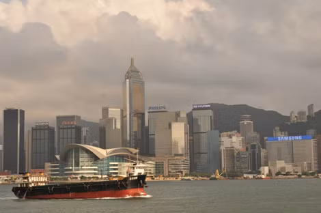 Hong Kong mất ngôi đầu về năng lực cạnh tranh ảnh 1