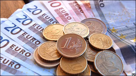 Đồng euro còn suy yếu trong năm 2015 ảnh 1