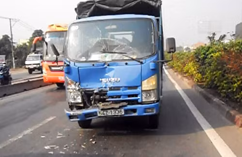 2 xe tải va nhau, tài xế lao vào ẩu đả ảnh 1