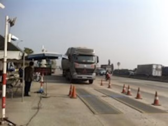 Hải Dương một đêm phạt xe quá tải gần 600 triệu đồng ảnh 1