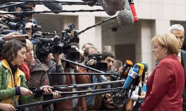 Năm 2015 nhiều thử thách với 'nữ hoàng' Merkel ảnh 2