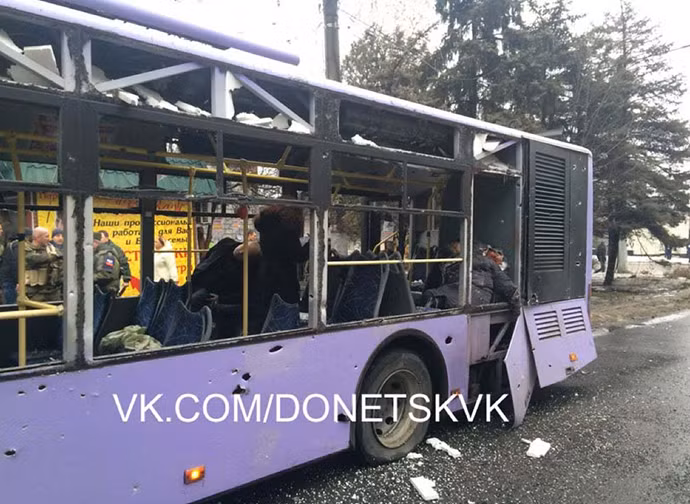 Trạm xe buýt Donetsk trúng đạn pháo, 13 người thiệt mạng ảnh 1