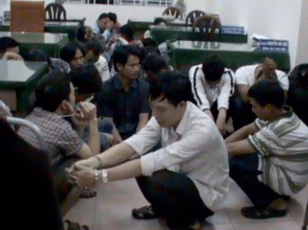 Công an TP.HCM đột kích phá cà phê cá độ, bar ma túy ảnh 1