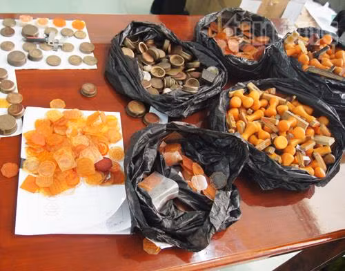 Triệt phá đường dây làm bằng giả, thu 5.800 con dấu giả ảnh 2