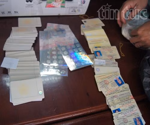 Triệt phá đường dây làm bằng giả, thu 5.800 con dấu giả ảnh 1