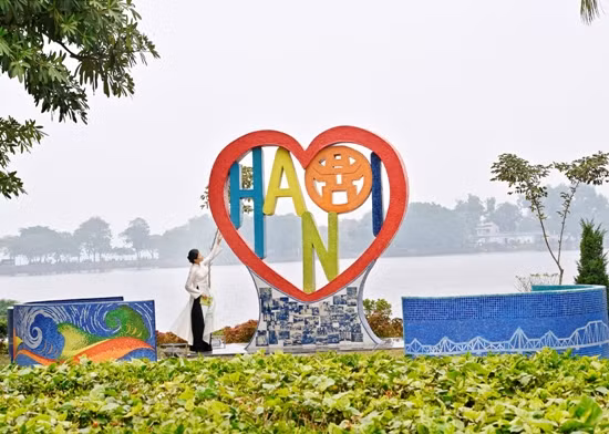 "Trái tim Tình yêu Hà Nội" bên hồ Trúc Bạch ảnh 2